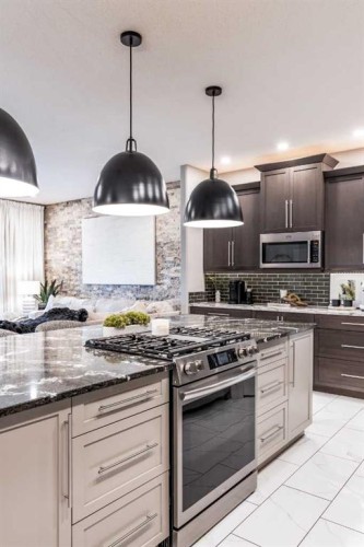 936 Maskell Place Se, Redcliff, AB - Indoor Photo Showing Kitchen With Upgraded Kitchen