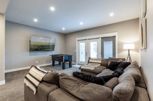 936 Maskell Place Se, Redcliff, AB - Indoor Photo Showing Living Room