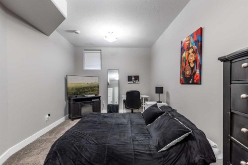 936 Maskell Place Se, Redcliff, AB - Indoor Photo Showing Bedroom