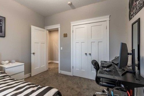 936 Maskell Place Se, Redcliff, AB - Indoor Photo Showing Bedroom