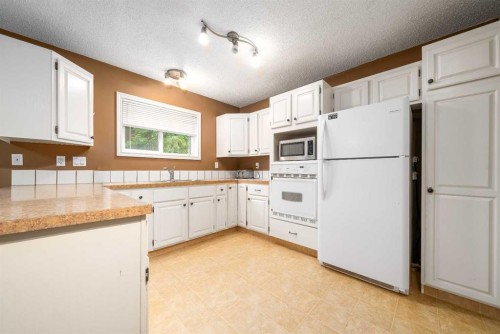 107 Sprague Way Se, Medicine Hat, AB - Indoor Photo Showing Kitchen