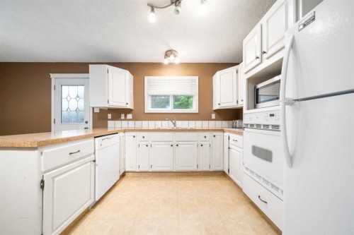 107 Sprague Way Se, Medicine Hat, AB - Indoor Photo Showing Kitchen