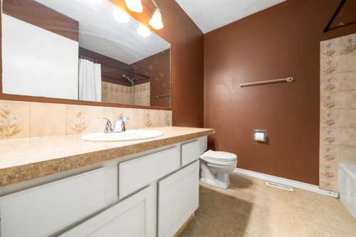 107 Sprague Way Se, Medicine Hat, AB - Indoor Photo Showing Bathroom