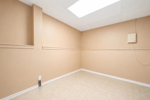 107 Sprague Way Se, Medicine Hat, AB - Indoor Photo Showing Other Room