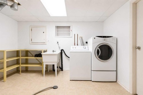 107 Sprague Way Se, Medicine Hat, AB - Indoor Photo Showing Laundry Room