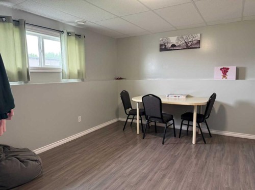 302 5 Avenue West, Burdett, AB 