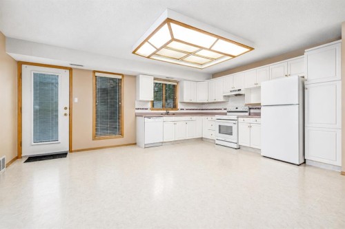 4-407 Macleod Trail Se, Medicine Hat, AB - Indoor Photo Showing Kitchen With Double Sink