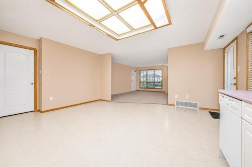 4-407 Macleod Trail Se, Medicine Hat, AB - Indoor Photo Showing Other Room