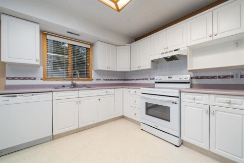 4-407 Macleod Trail Se, Medicine Hat, AB - Indoor Photo Showing Kitchen