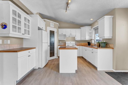 970 Kipling Crescent Sw, Redcliff, AB - Indoor Photo Showing Kitchen