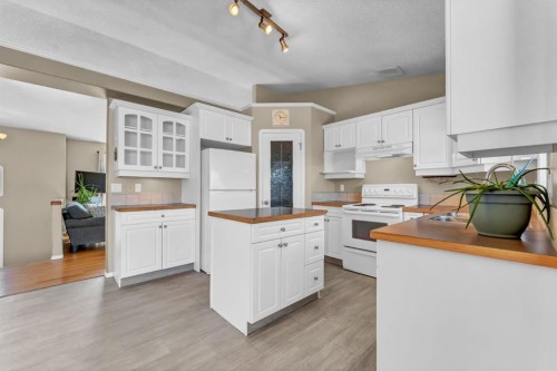 970 Kipling Crescent Sw, Redcliff, AB - Indoor Photo Showing Kitchen