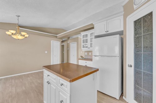 970 Kipling Crescent Sw, Redcliff, AB - Indoor Photo Showing Kitchen