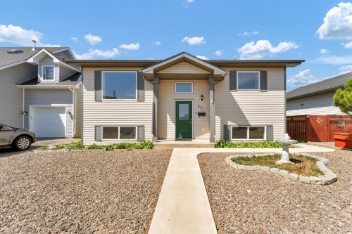 970 Kipling Crescent Sw, Redcliff, AB - Outdoor With Facade