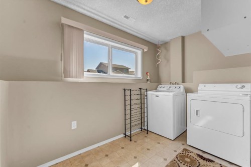 970 Kipling Crescent Sw, Redcliff, AB - Indoor Photo Showing Laundry Room