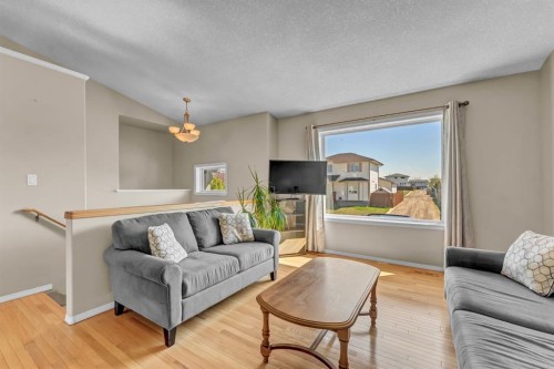 970 Kipling Crescent Sw, Redcliff, AB - Indoor Photo Showing Living Room