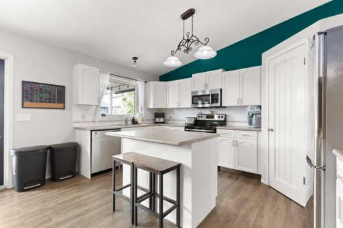 453 Stark Way Se, Medicine Hat, AB - Indoor Photo Showing Kitchen With Stainless Steel Kitchen