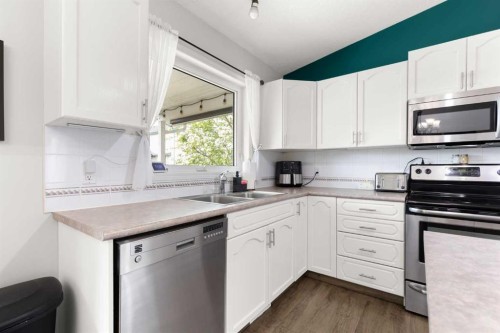 453 Stark Way Se, Medicine Hat, AB - Indoor Photo Showing Kitchen With Double Sink