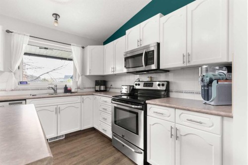 453 Stark Way Se, Medicine Hat, AB - Indoor Photo Showing Kitchen With Stainless Steel Kitchen With Double Sink