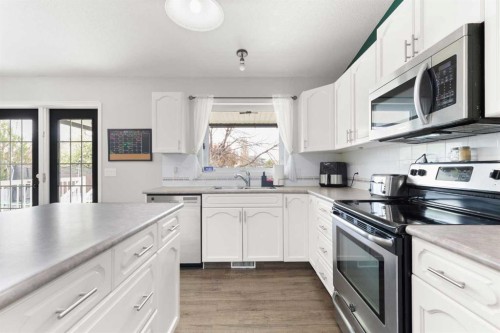 453 Stark Way Se, Medicine Hat, AB - Indoor Photo Showing Kitchen