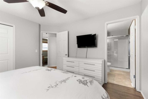 453 Stark Way Se, Medicine Hat, AB - Indoor Photo Showing Bedroom