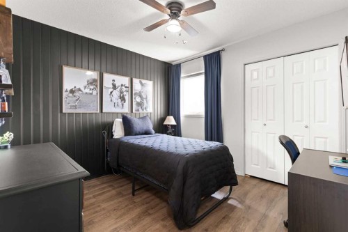 453 Stark Way Se, Medicine Hat, AB - Indoor Photo Showing Bedroom