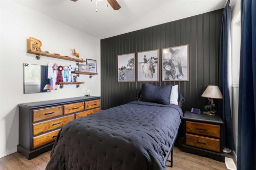 453 Stark Way Se, Medicine Hat, AB - Indoor Photo Showing Bedroom