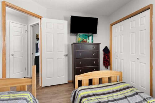 453 Stark Way Se, Medicine Hat, AB - Indoor Photo Showing Bedroom