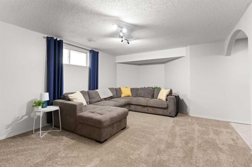 453 Stark Way Se, Medicine Hat, AB - Indoor Photo Showing Living Room