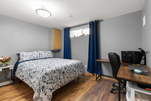 453 Stark Way Se, Medicine Hat, AB - Indoor Photo Showing Bedroom