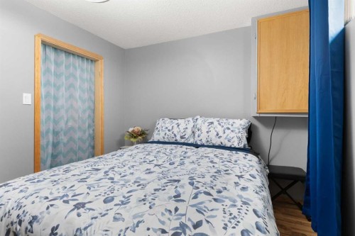 453 Stark Way Se, Medicine Hat, AB - Indoor Photo Showing Bedroom