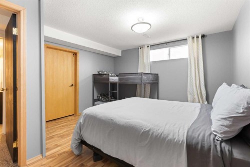453 Stark Way Se, Medicine Hat, AB - Indoor Photo Showing Bedroom