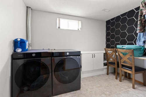 453 Stark Way Se, Medicine Hat, AB - Indoor Photo Showing Laundry Room