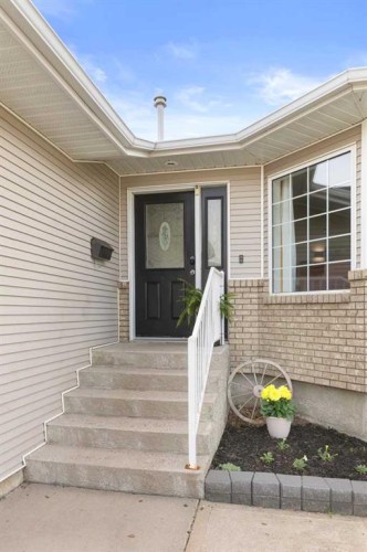 453 Stark Way Se, Medicine Hat, AB - Outdoor
