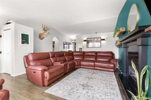 453 Stark Way Se, Medicine Hat, AB - Indoor Photo Showing Living Room