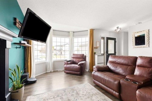 453 Stark Way Se, Medicine Hat, AB - Indoor Photo Showing Living Room