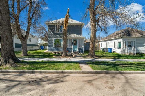 824 4 Street SE Medicine Hat, AB T1A 0L4
