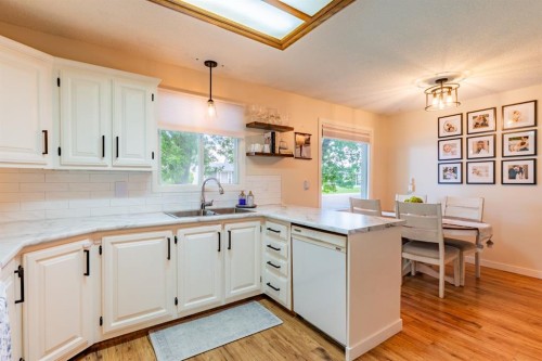2339 20 Avenue Se, Medicine Hat, AB - Indoor Photo Showing Kitchen With Double Sink