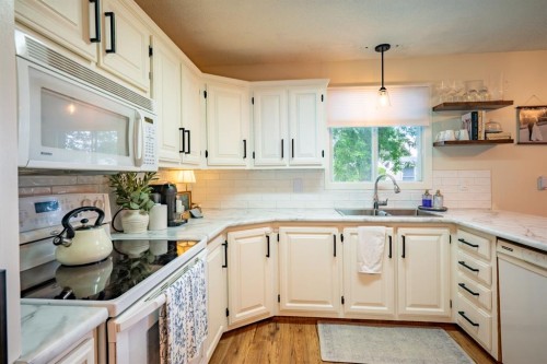 2339 20 Avenue Se, Medicine Hat, AB - Indoor Photo Showing Kitchen With Double Sink