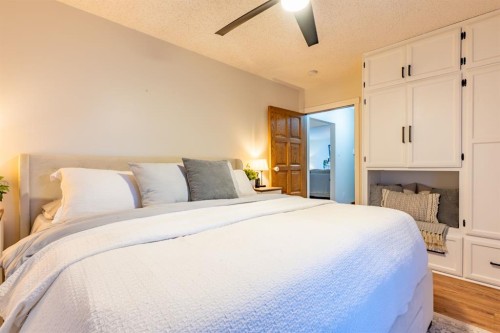 2339 20 Avenue Se, Medicine Hat, AB - Indoor Photo Showing Bedroom