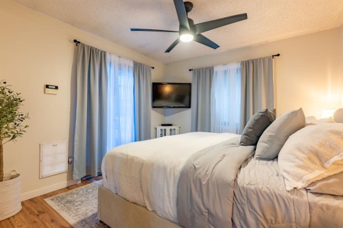 2339 20 Avenue Se, Medicine Hat, AB - Indoor Photo Showing Bedroom