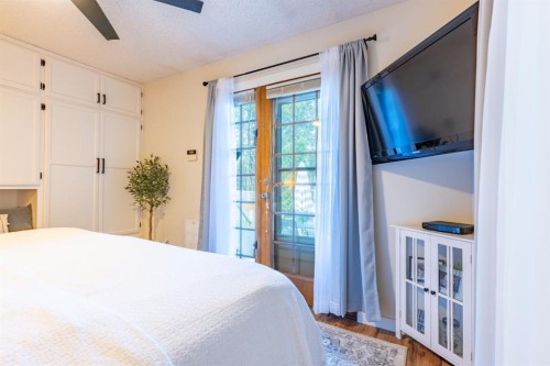 2339 20 Avenue Se, Medicine Hat, AB - Indoor Photo Showing Bedroom