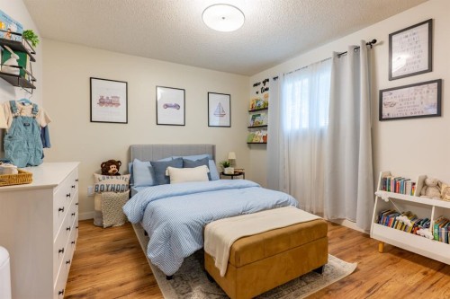 2339 20 Avenue Se, Medicine Hat, AB - Indoor Photo Showing Bedroom