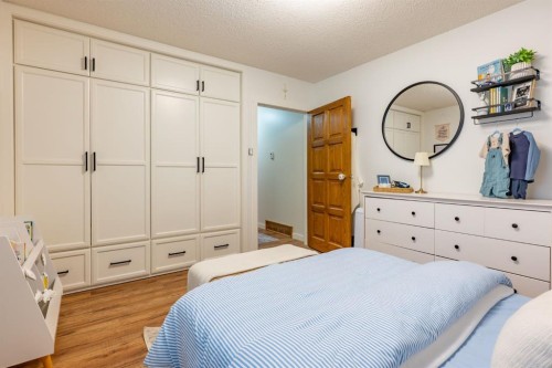 2339 20 Avenue Se, Medicine Hat, AB - Indoor Photo Showing Bedroom