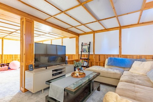 2339 20 Avenue Se, Medicine Hat, AB - Indoor Photo Showing Living Room