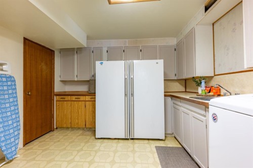 2339 20 Avenue Se, Medicine Hat, AB - Indoor Photo Showing Kitchen