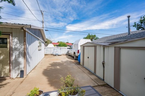 2339 20 Avenue Se, Medicine Hat, AB - Outdoor
