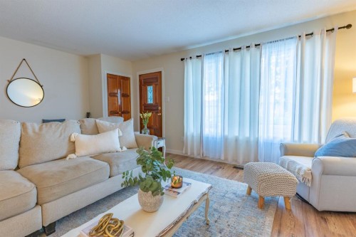 2339 20 Avenue Se, Medicine Hat, AB - Indoor Photo Showing Living Room