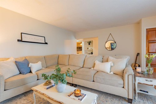 2339 20 Avenue Se, Medicine Hat, AB - Indoor Photo Showing Living Room