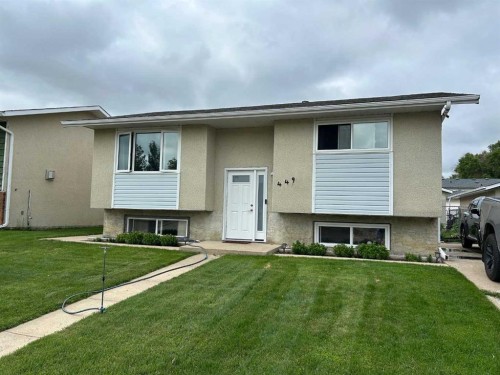 449 20 Street NE Medicine Hat, AB T1C 1B9