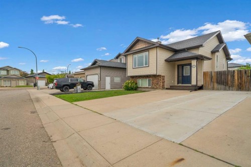 366 Somerset Row SE Medicine Hat, AB T1B 0H1